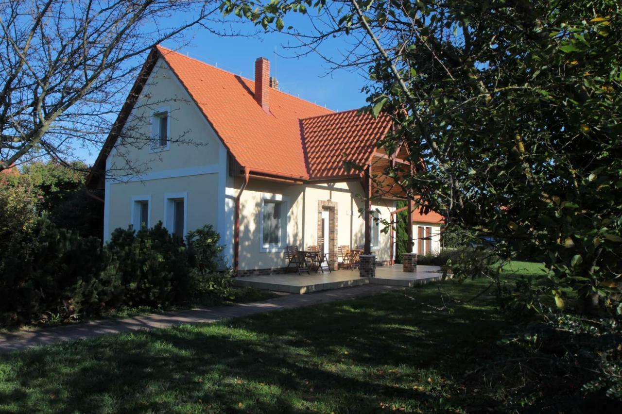 Gurudeva Bhavan Somogyvámos Eksteriør billede
